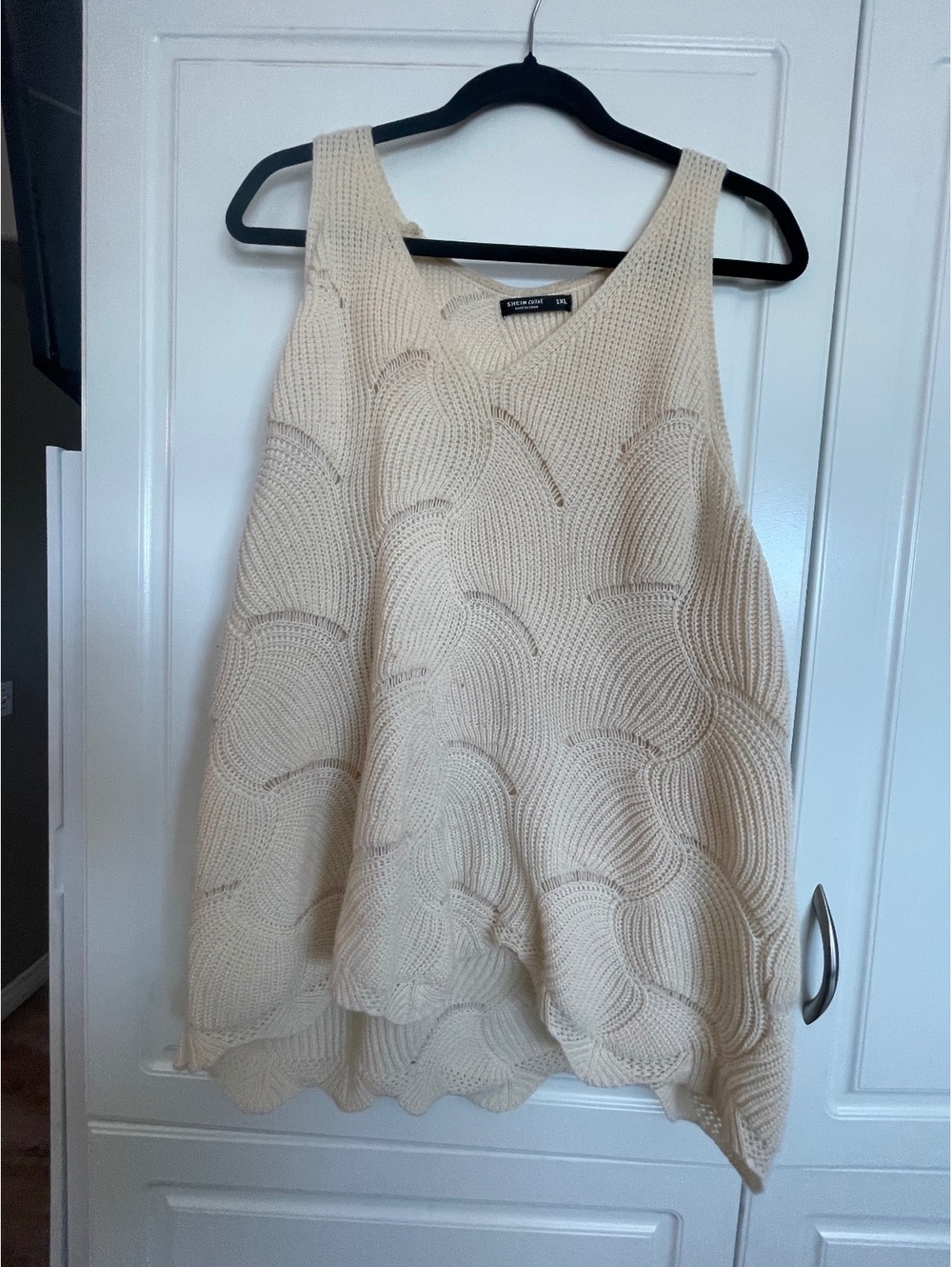SHEIN Curve 1XL Cream Textured Knit Sleeveless Sweater Top Scalloped Hem